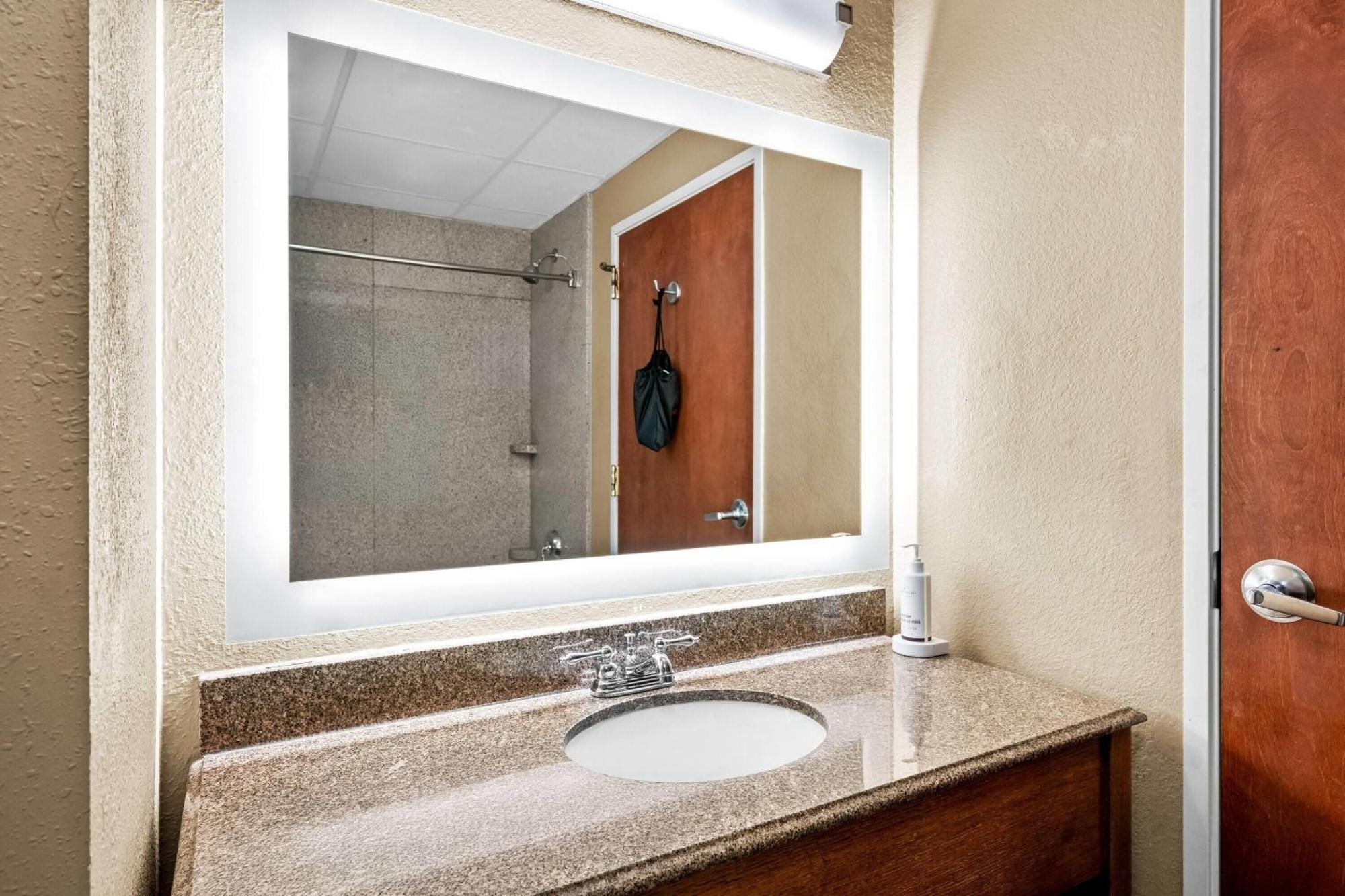 One-Bedroom Deluxe Family Queen Suite Non-Smoking,1722950725:JPEG